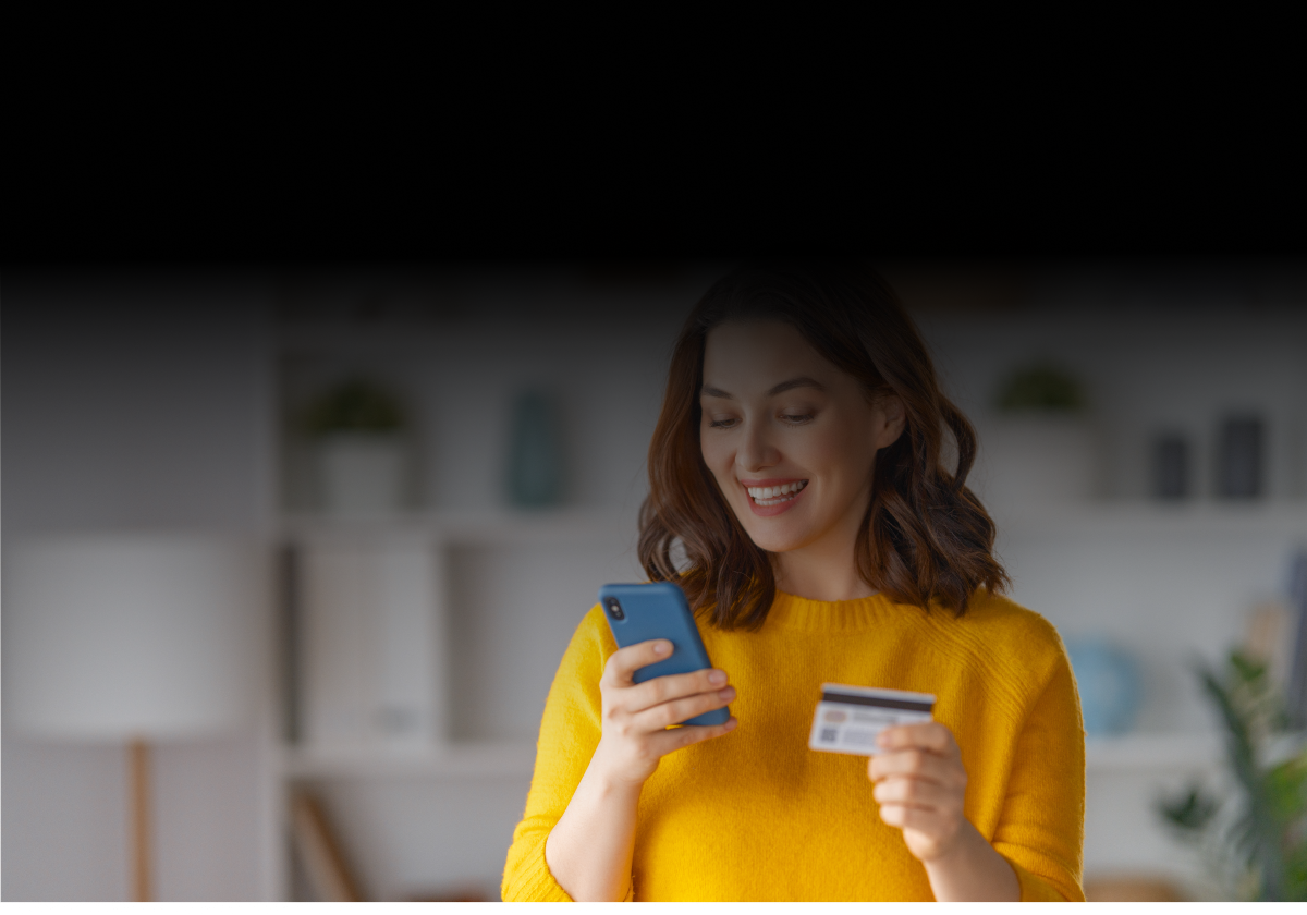 Mujer alegre comprando un producto de manera online